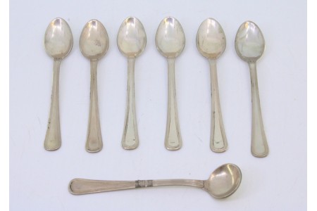  Conjunto de seis colheres de café e pá de açúcar em prata com frisos ao longo do cabo.